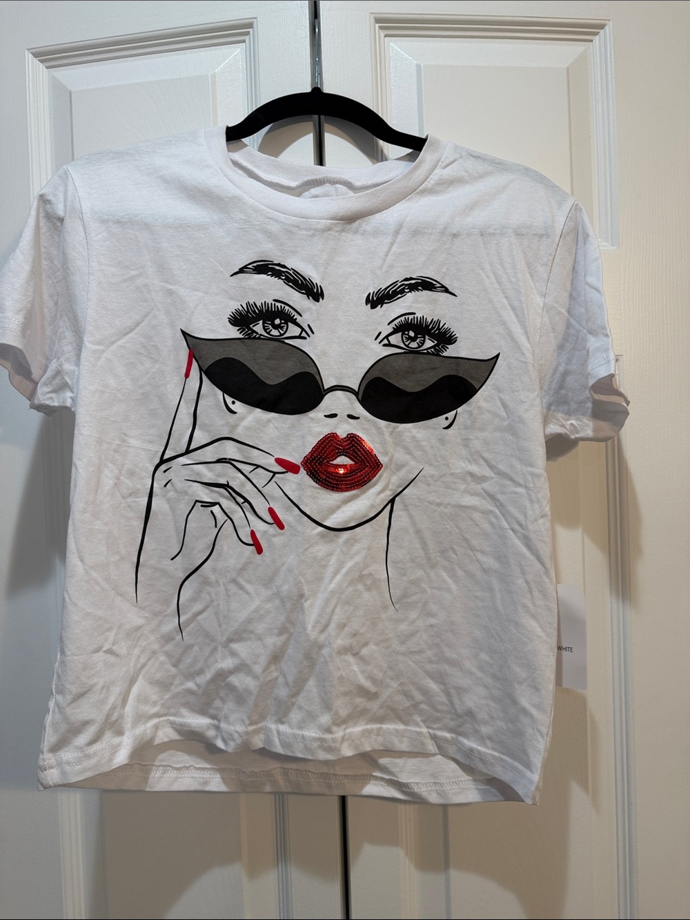 On Fire White Graphic Tee with Black Sunglasses and Red Sequin Lips Size L NWT